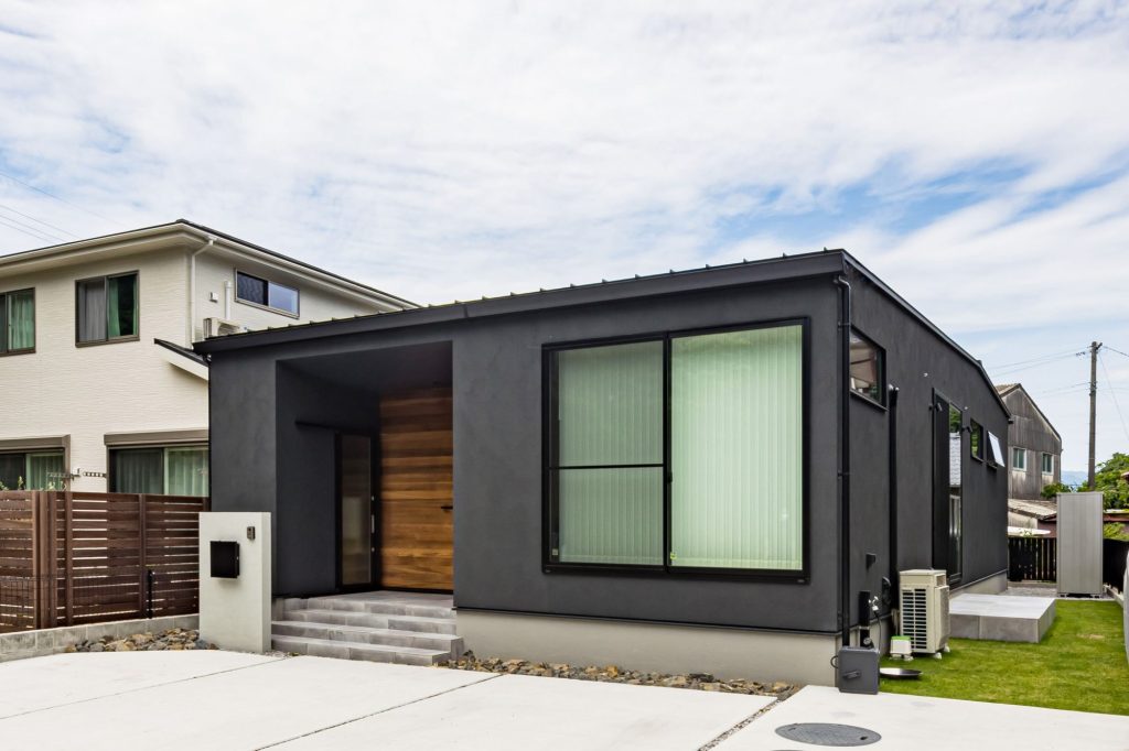 ハウスクラフトの注文住宅平屋施工事例から間取り紹介 黒の塗り壁と板張りを組み合わせた外観デザイン