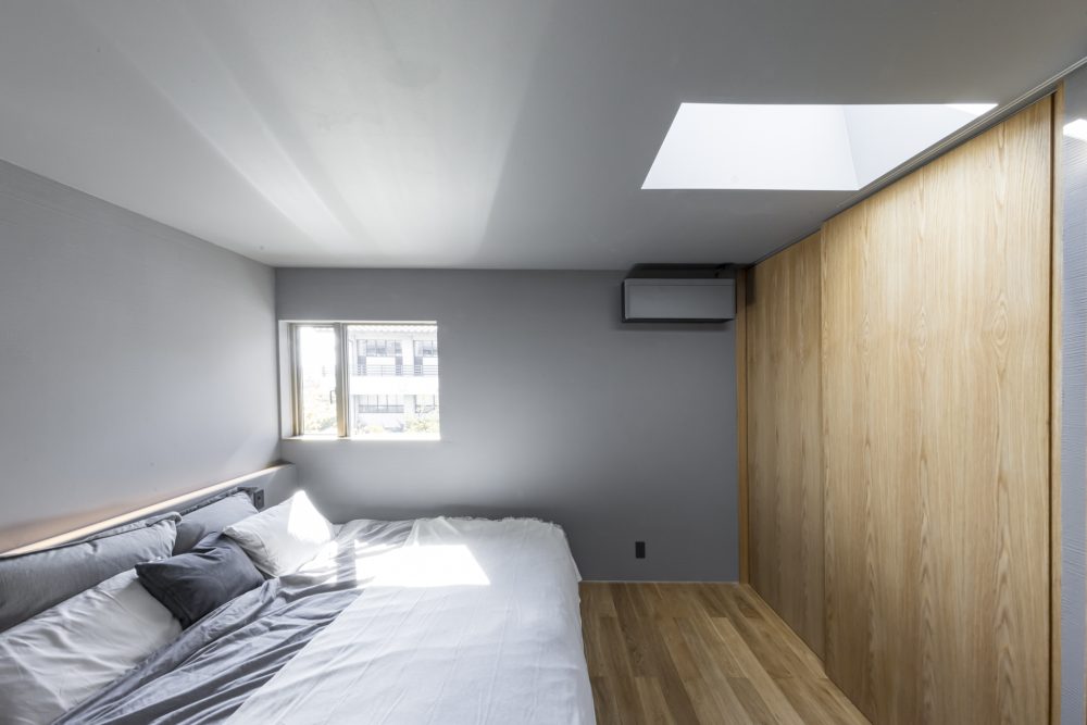 巣zかしモデルハウスの間接照明が美しい、天窓のある寝室