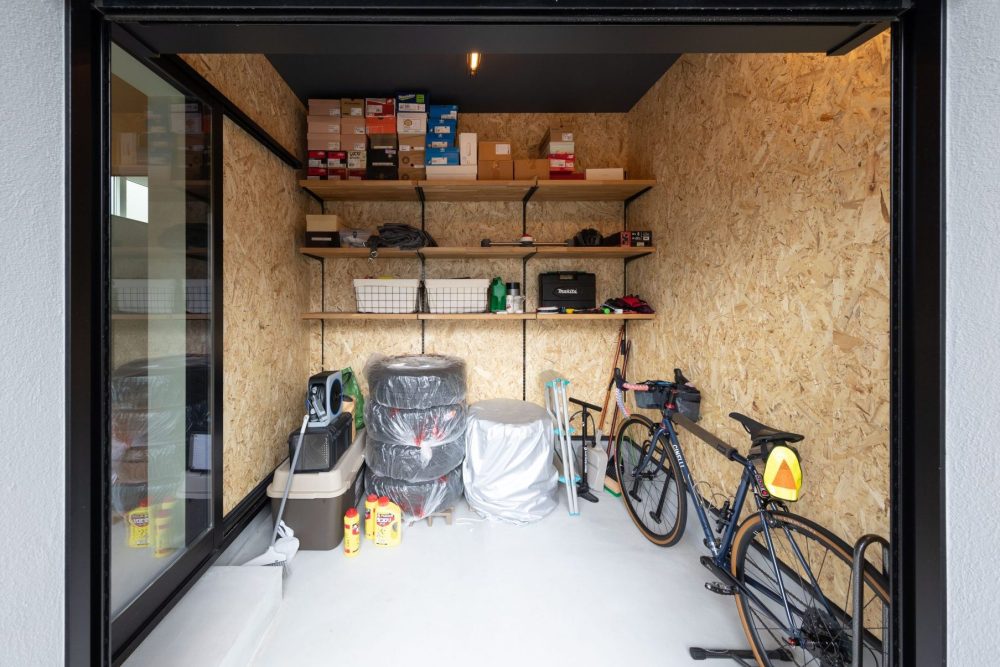 OSB合板を使ったバイクガレージ｜ハウスクラフト注文住宅の施工事例