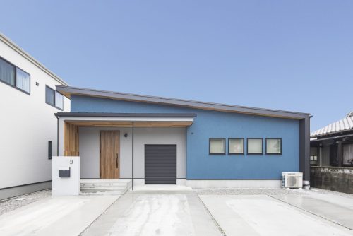 平屋の外観｜片流れ屋根のブルーの塗り壁