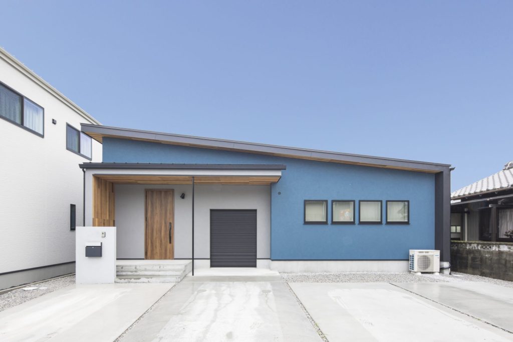バイクげれーじのある平屋外観｜片流れ屋根のブルーの塗り壁