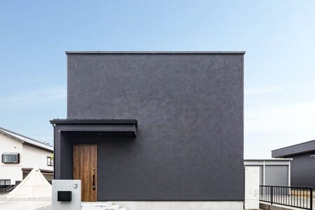 黒の塗り壁が美しいキューブ型の外観｜ハウスクラフト施工事例