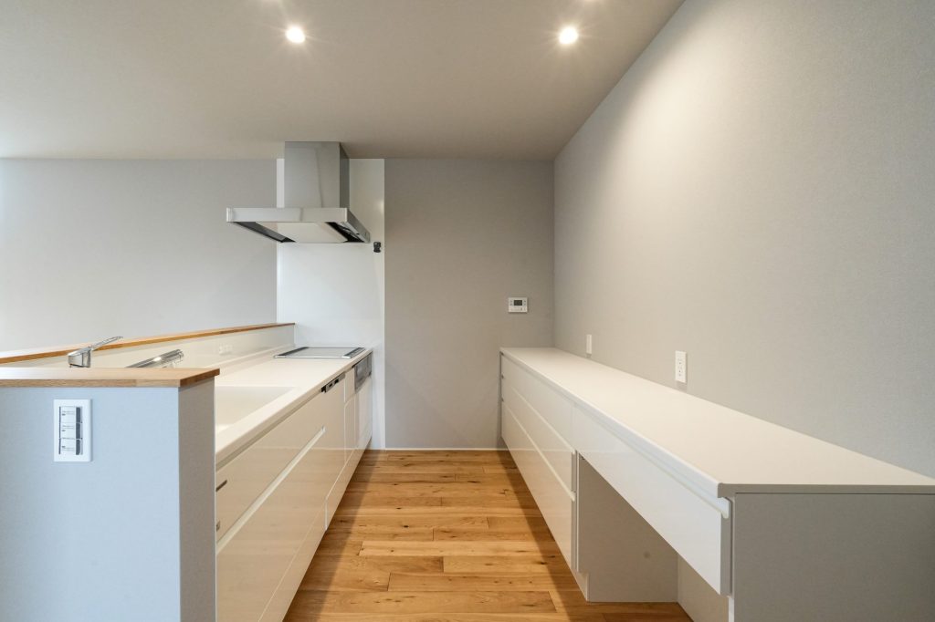 建売分譲住宅 2階がリビング25坪の3SLDK 鈴鹿市神戸 清潔な白いキッチン