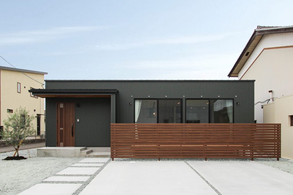 モスグリーンのガルバリウムと木材が組み合わさった重厚感のある平屋の外観デザイン