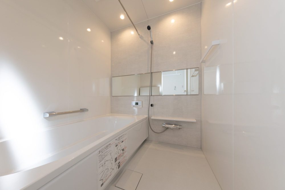 三重県三重郡朝日町の新しい建売住宅｜白の浴室