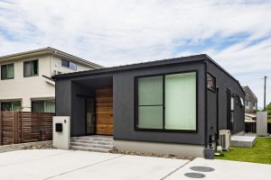 ハウスクラフトの注文住宅施工事例から間取り紹介 黒の塗り壁と板張りを組み合わせた平屋の外観