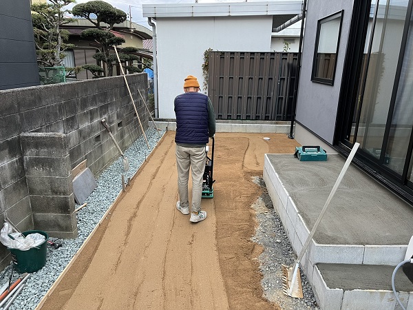 締めるのは地面か。気持ちか。