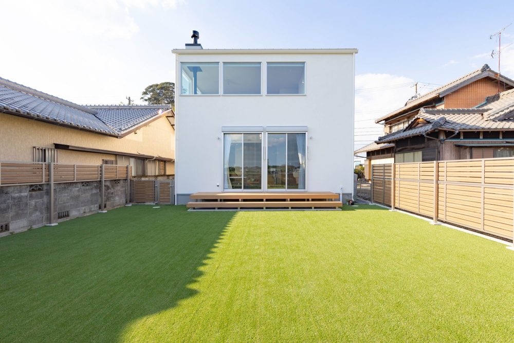 ハウスクラフトの建てる注文住宅光あふれる吹き抜けリビングのお家広々とした芝生のお庭