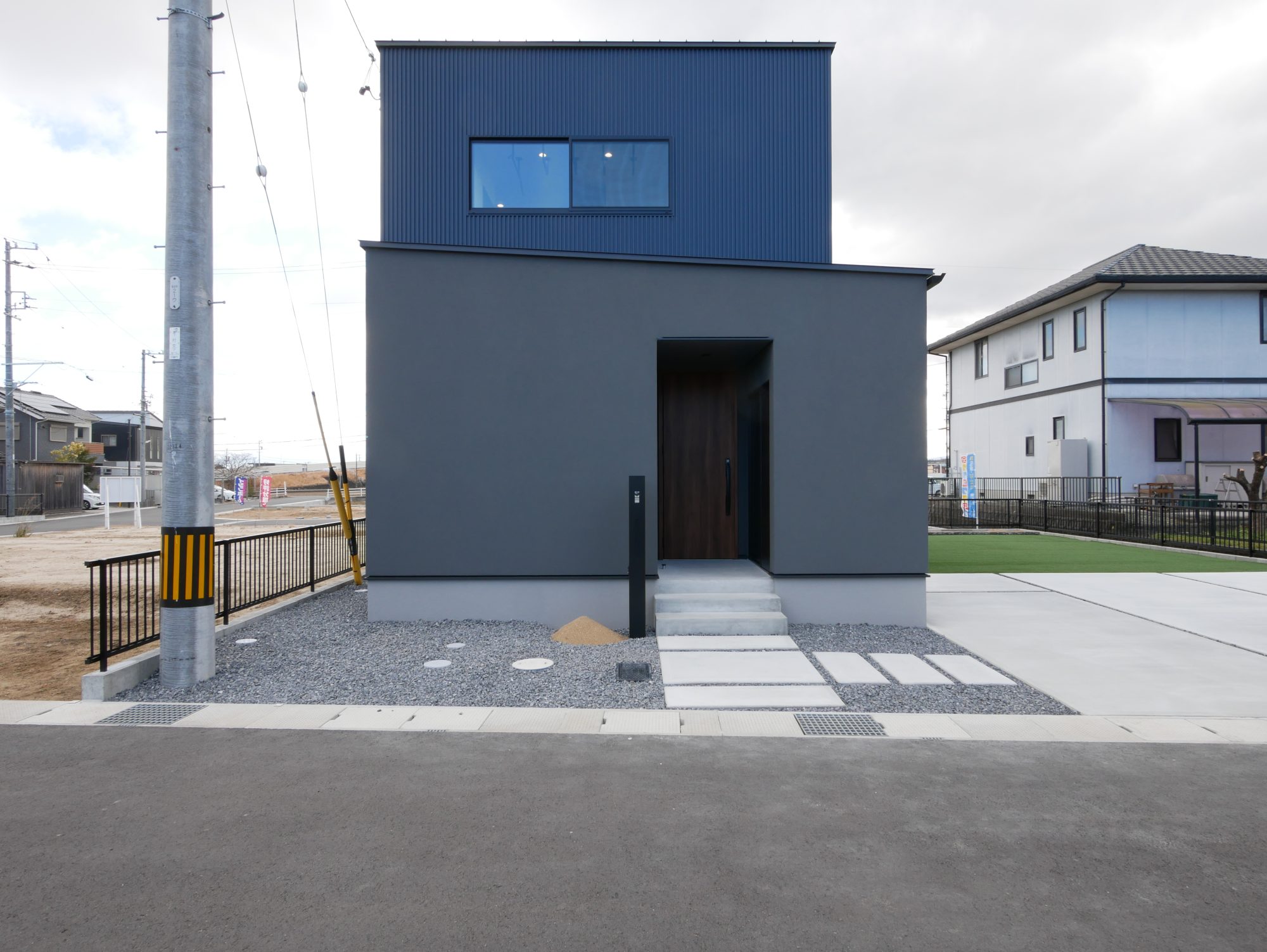 祝！ネイビーのガルバリウムが映える2階建て住宅が完成！