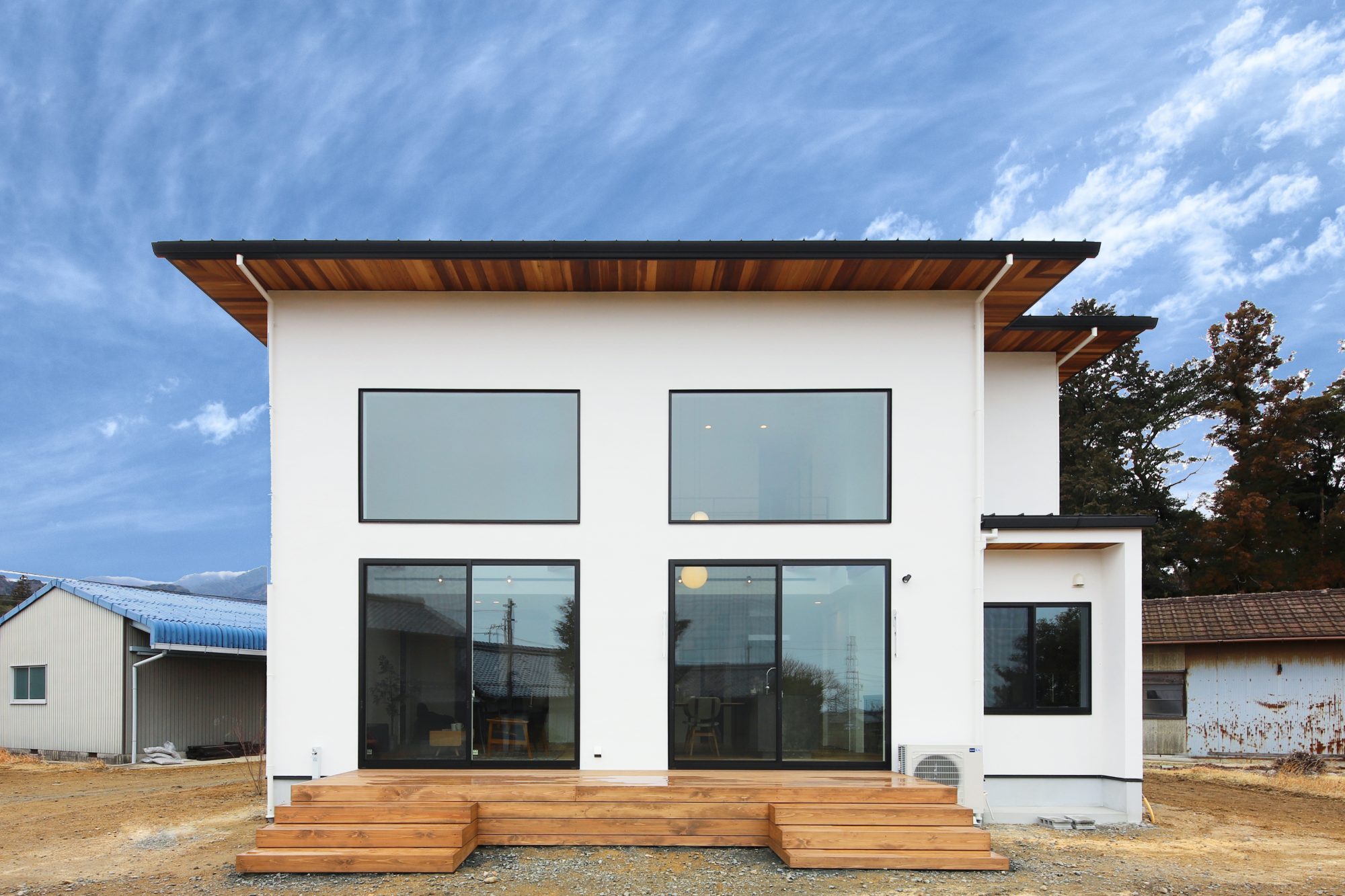 ハウスクラフトが建てる自由設計の家大きな窓とウッドデッキのある外観