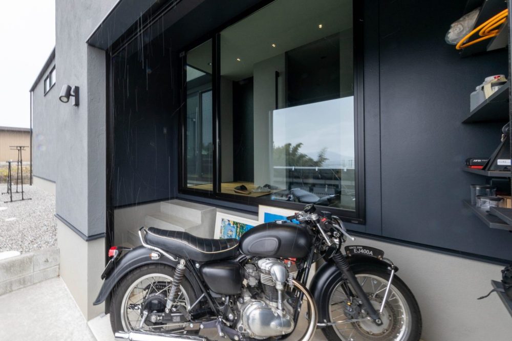 バイクガレージのある平屋｜室内から眺められるよう設計