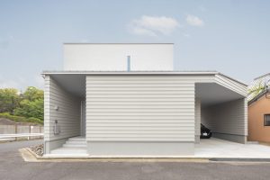 自由設計で叶えた２台の車が止められるガレージハウス｜ハウスクラフト
