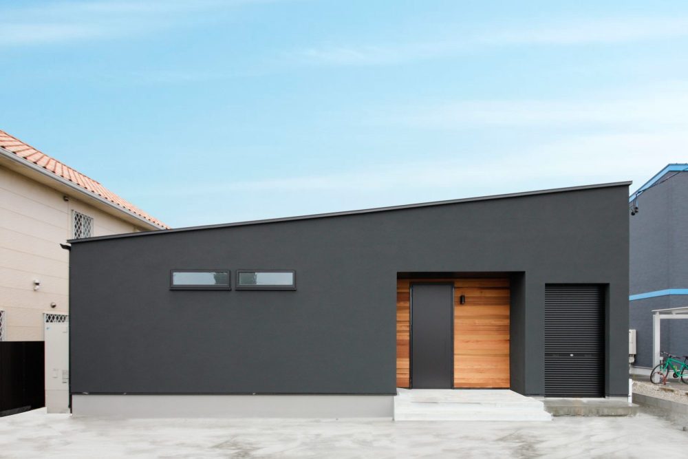 三重県の工務店ハウスクラフトが建てる板張りの玄関がアクセントの勾配屋根の平屋