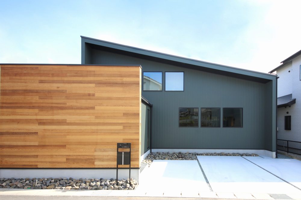 【写真で外観比較】三重で建てるガルバリウム鋼板のお家 色別実例紹介