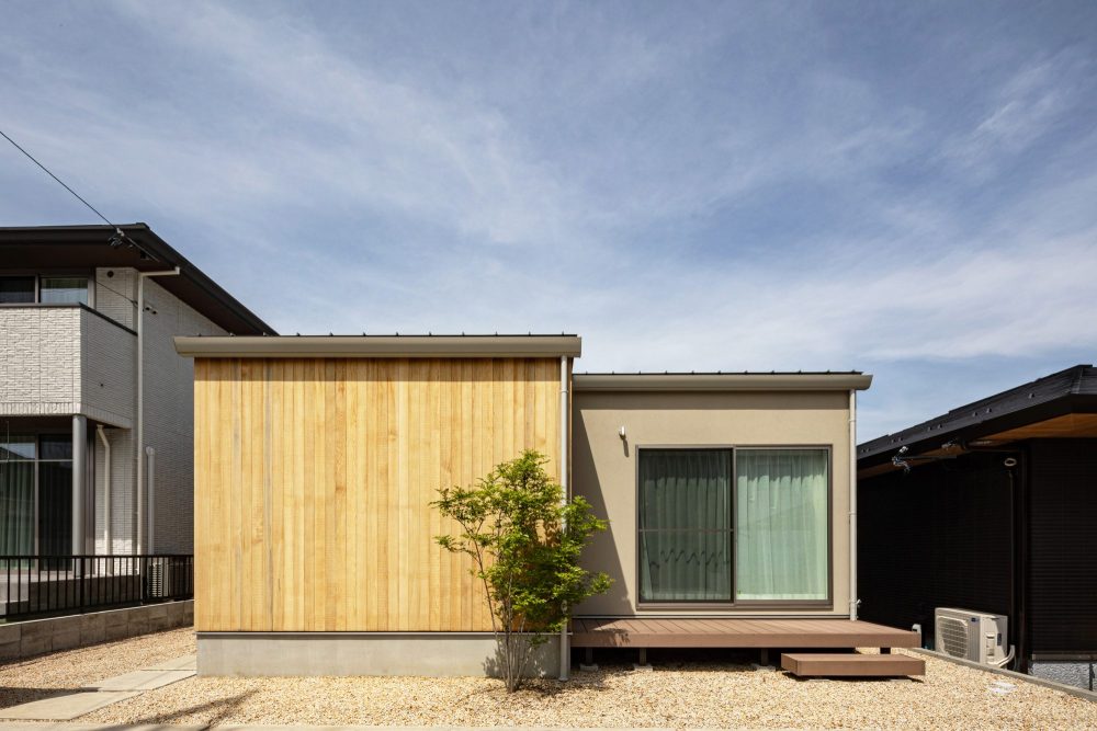 三重県の工務店ハウスクラフトが建てる平屋天然木のアクセントが美しい外観
