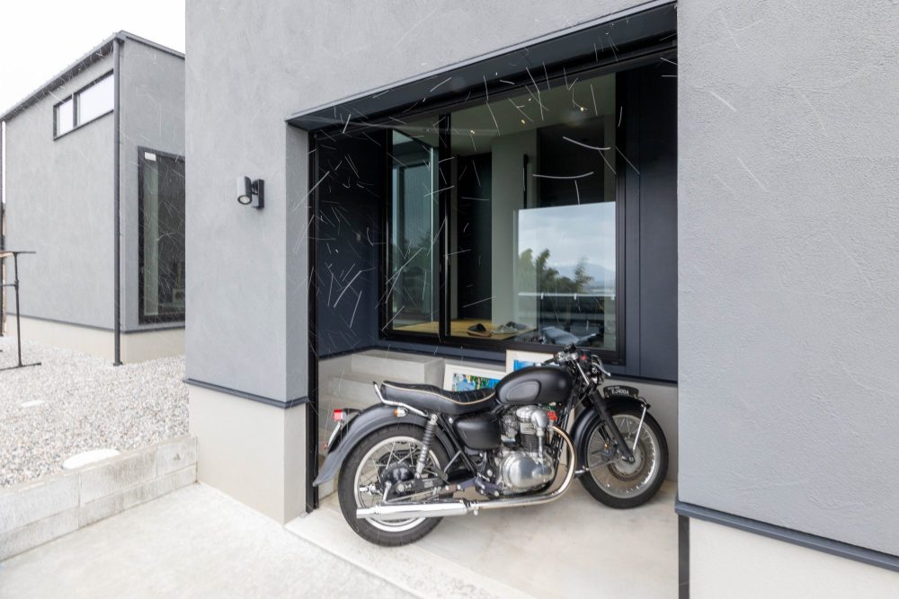 ハウスクラフトが建てる注文住宅いなべ市の平屋中からバイクを眺められるガラス張りのガレージ