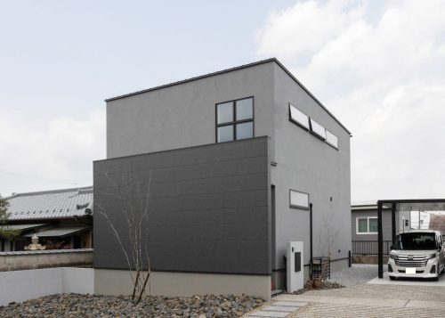 三重県の工務店ハウスクラフトが建てる注文住宅グレーの塗り壁の外観