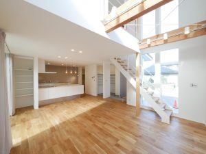 ハウスクラフトの建てる注文住宅スリッド窓から自然光を取り入れる吹き抜けリビングの家
