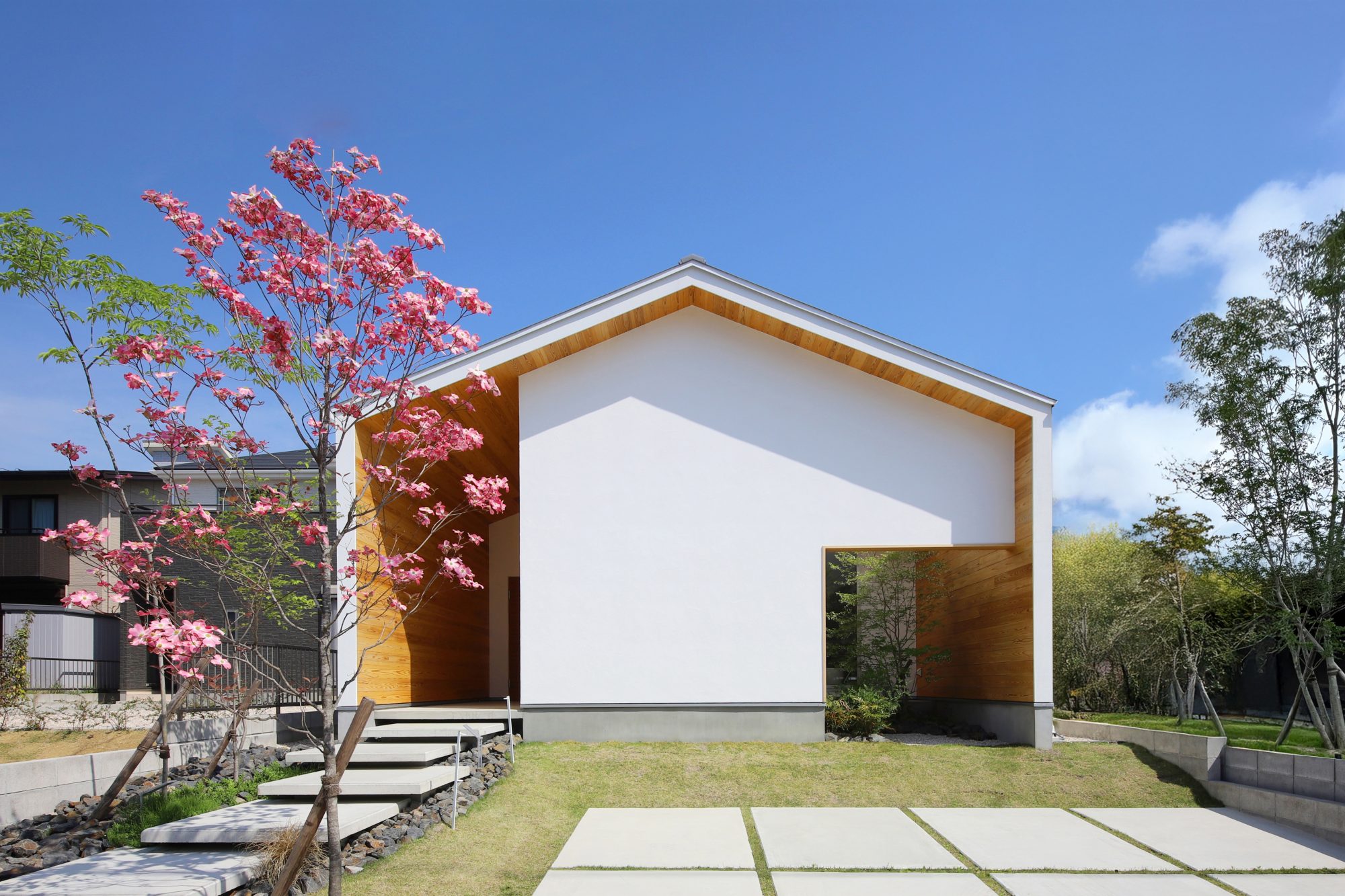 三角屋根の平屋の外観