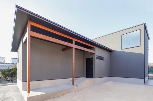 ハウスクラフトの注文住宅化粧梁が映えるグレーの外観