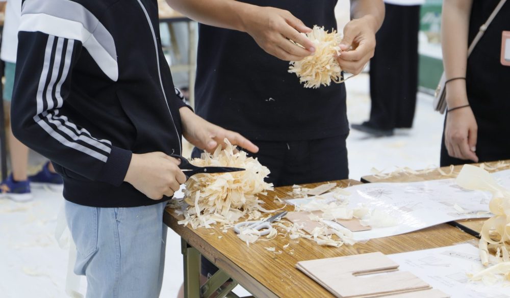 かんなくずでぽんぽんづくり｜ハウスクラフトお客様感謝祭
