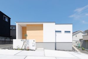 コの字型の中庭のある平屋