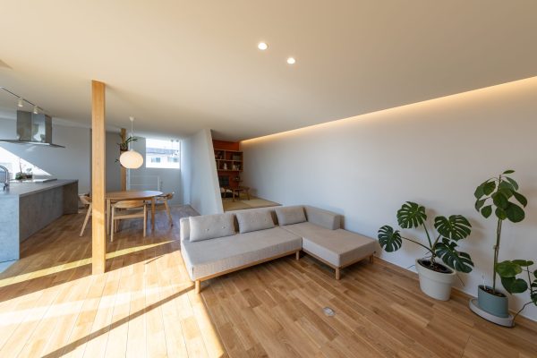 まるで美術館のような無駄のない洗練された2階リビング