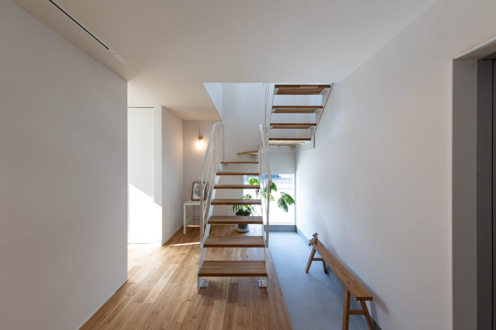 広いエントランスのある美術館みたいな家