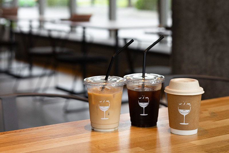 テーブルの上に並ぶ、３つのコーヒー