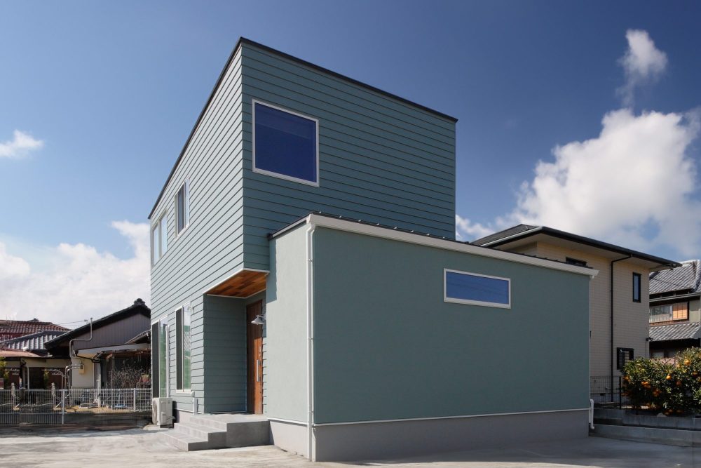 ミントグリーンのキューブ型の二階建て