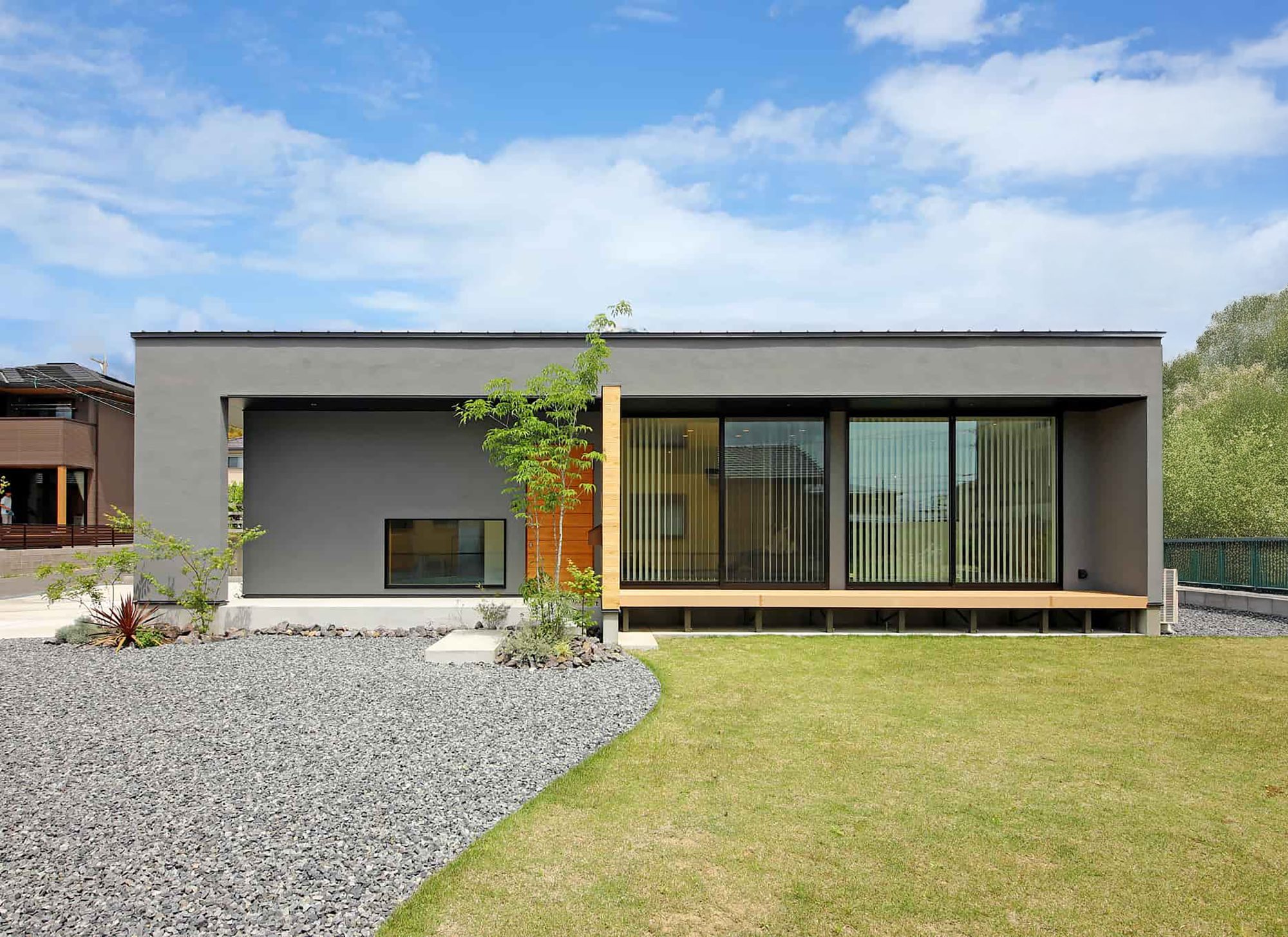 グレーの塗り壁の平屋 三重の工務店ハウスクラフト