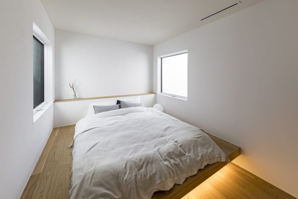 間接照明のある旅館のような造作ベッド