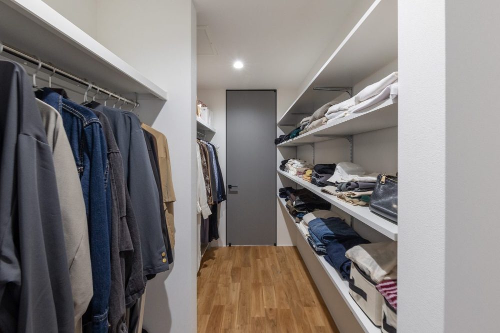 ウォークスルークローゼット収納