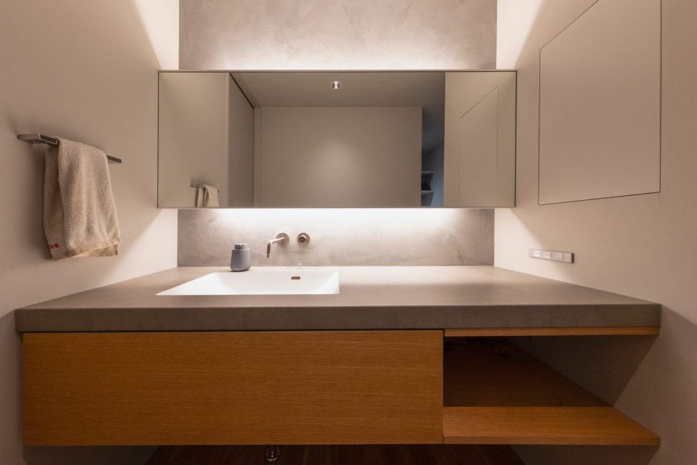 MPC塗装と間接照明の造作洗面