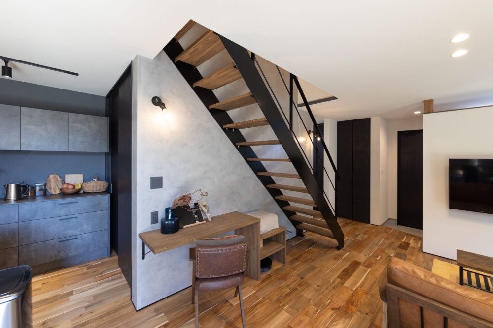 階段下の造作デスク