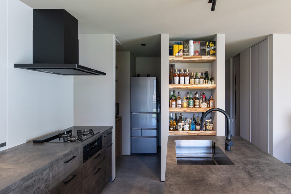 お酒好きの夫婦が建てた、お酒用のニッチ収納