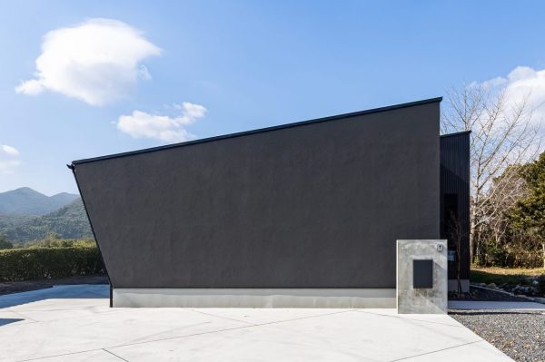 子育て中の毎日も快適に暮らせるビルドインガレージの平屋