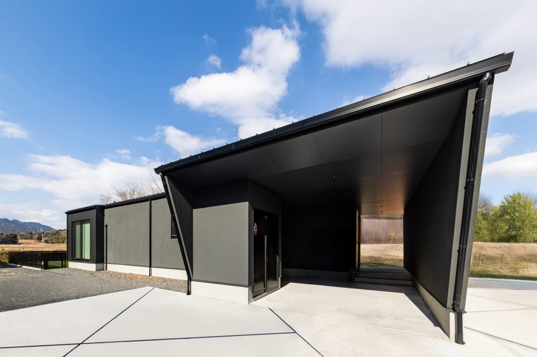 ビルトインガレージの平屋グレーの外観