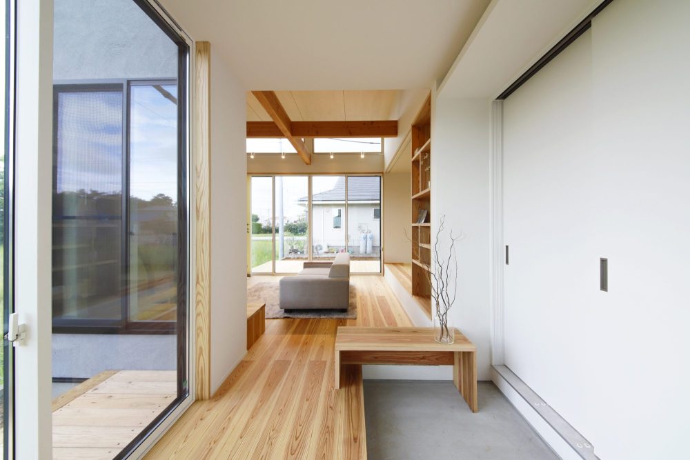 荷物を置ける玄関の造作ベンチ