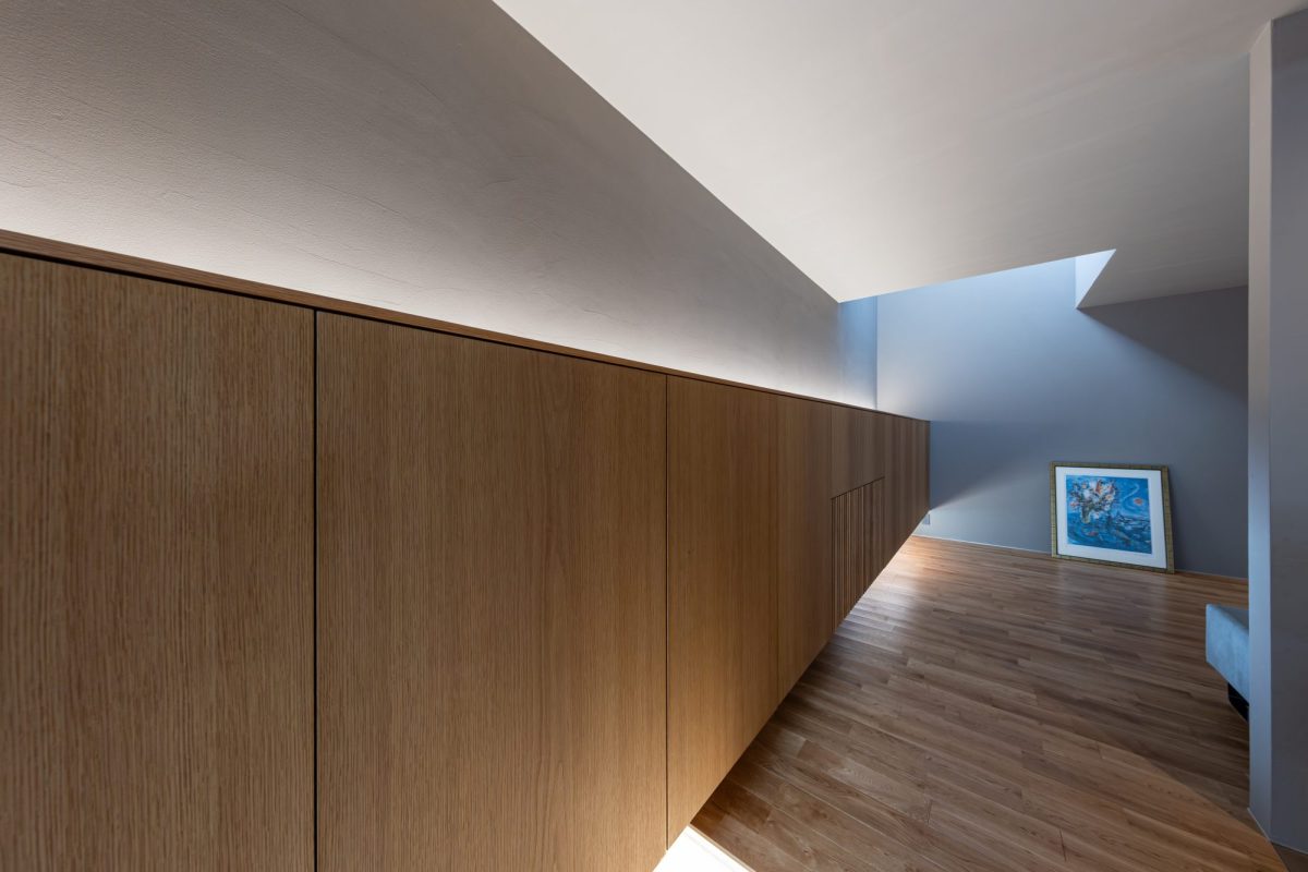 美術館のような家 玄関からリビングまで続く造作収納