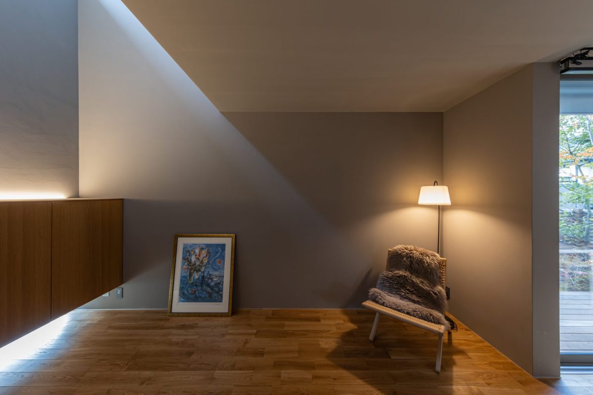 吹き抜け窓から光が差す、美術館のようなリビング