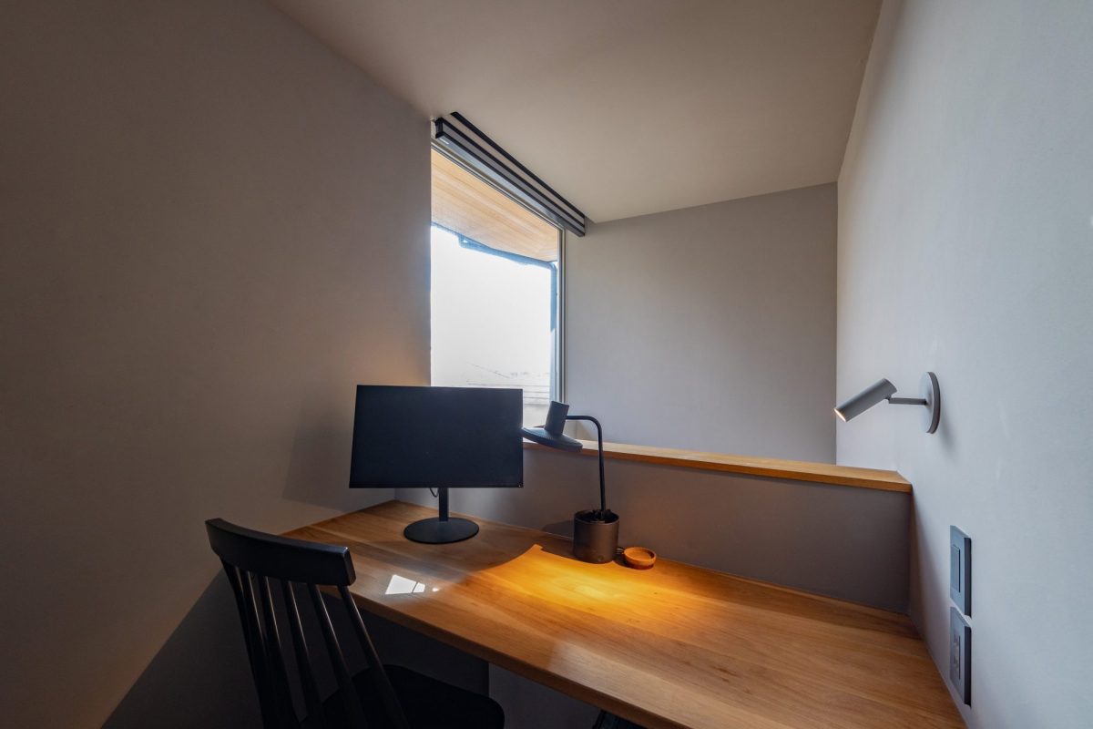 帰宅がわかる２階の明るいリモートワークスペース