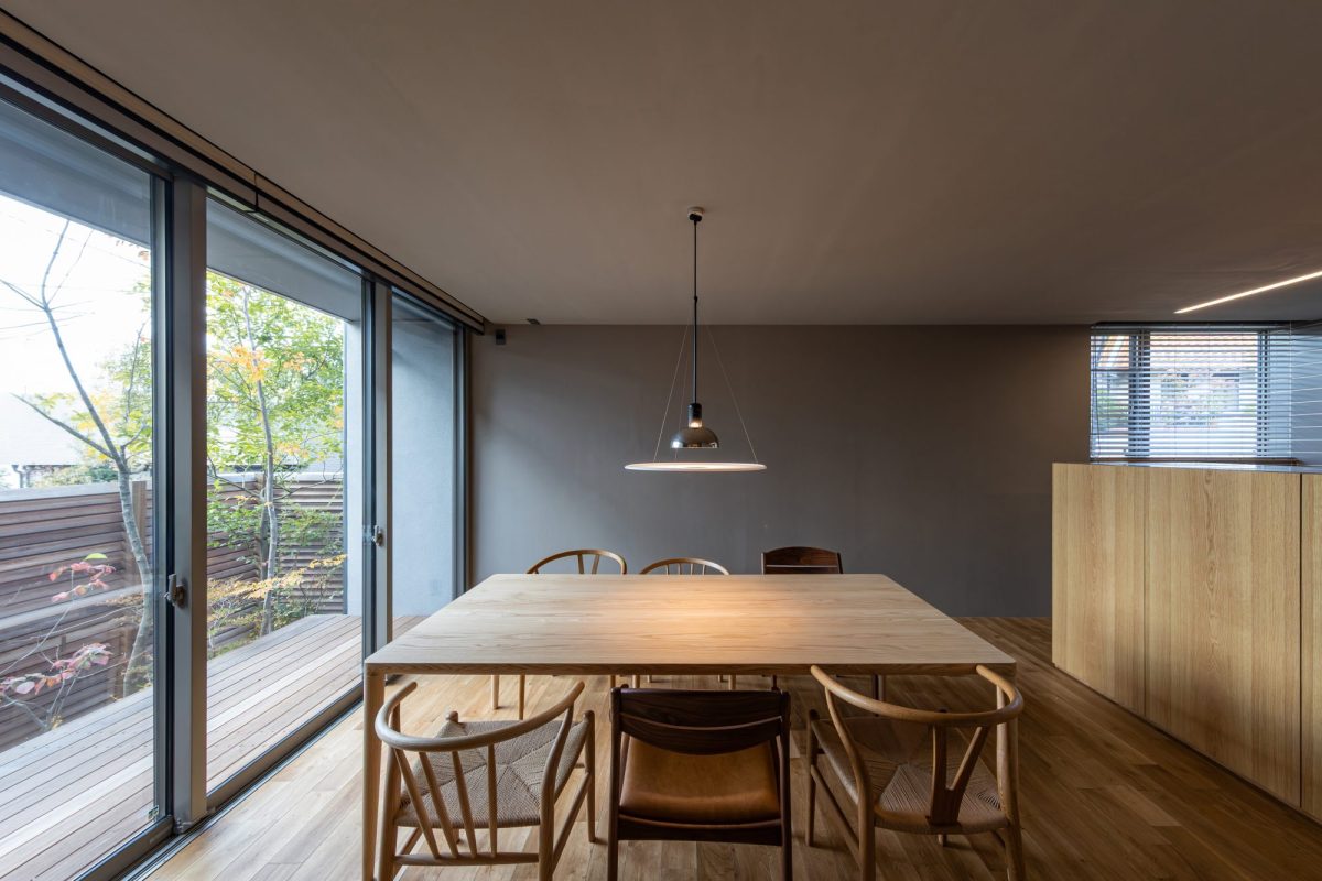 季節の移り変わりを愉しむ庭とお気に入りのチェアが並ぶダイニング