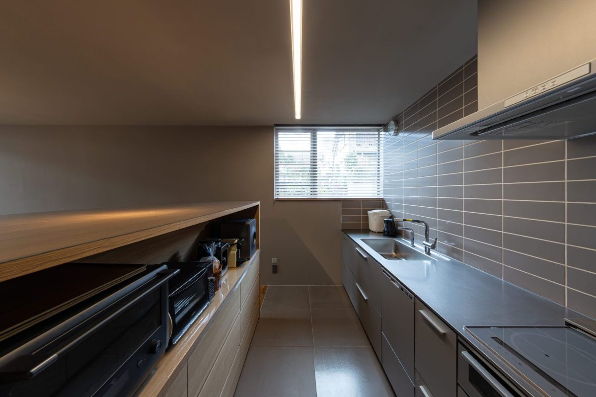 デザイン性と機能性を叶えたグレーのキッチン