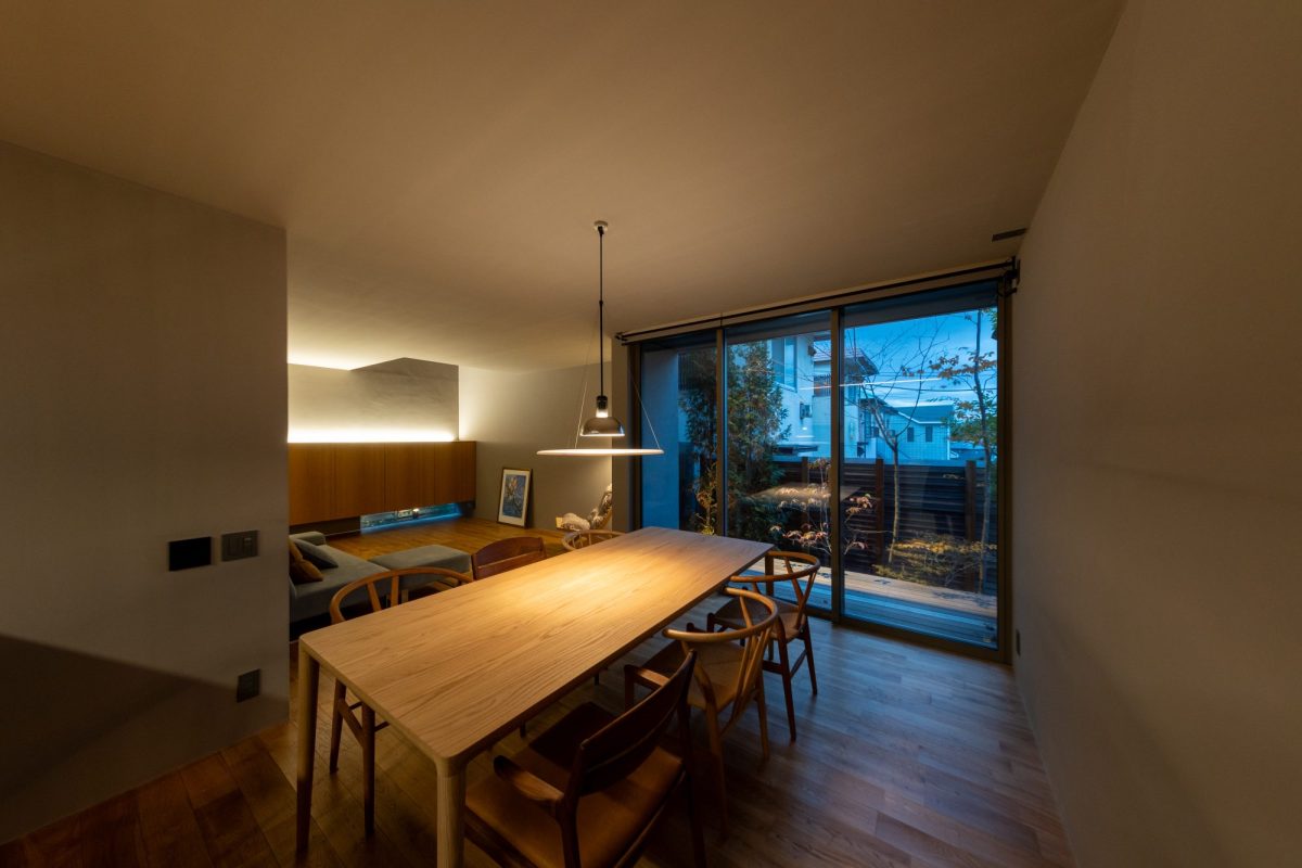 間接照明が映える夕暮れ時のダイニングリビング